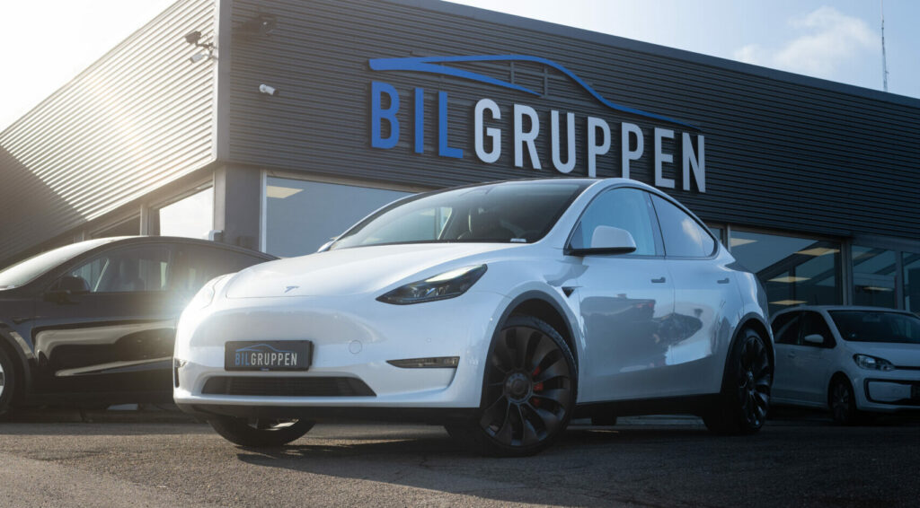 Hvid Tesla parkeret foran Bilgruppens indgang